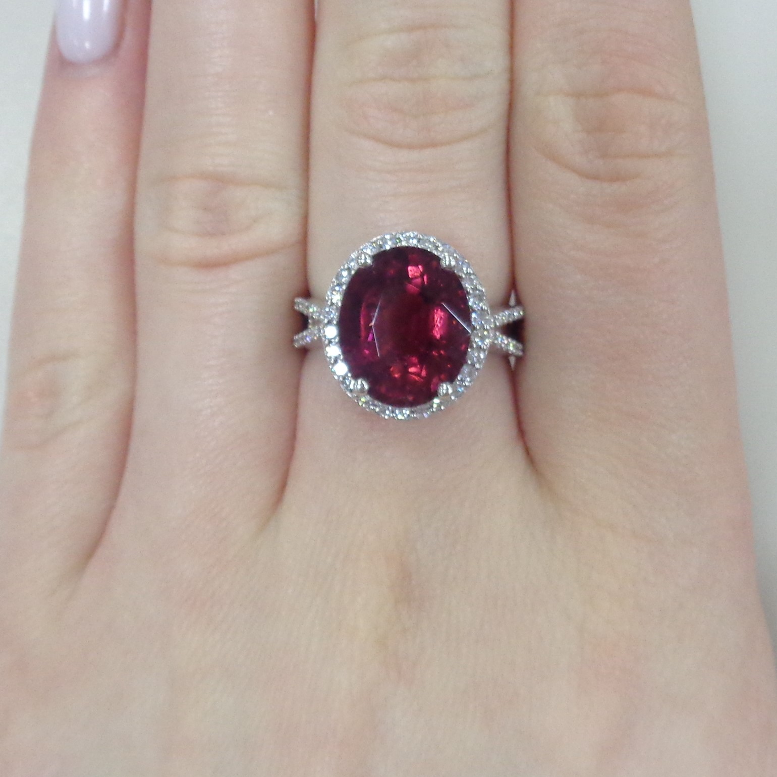 Кольцо из белого золота с розовым турмалином